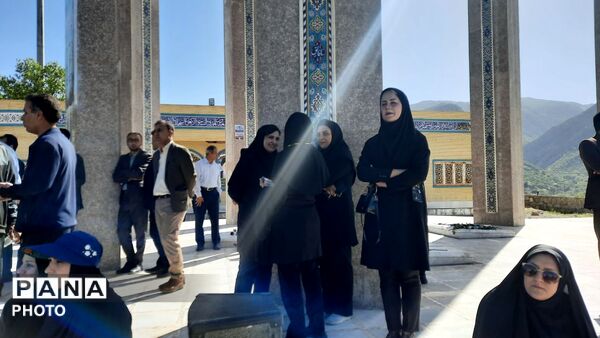 همایش پیاده‌روی فرهنگیان از امامزاده عبدالله تا تپه نورالشهدا یاسوج 