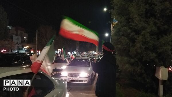 رژه ماشینی عاشقان وطن با خودرو های خود در بلوار فضل نیشابور 
