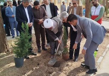 آیین درخت‌کاری همزمان با اول مهر در دبیرستان دخترانه حضرت زینب (ص)