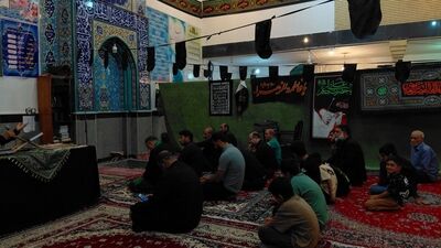 برپایی مراسم عزاداری و سفره نذری در مسجد قمر بنی‌هاشم شازند