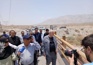 بازدید معاون اجرایی رئیس‌جمهور و وزیر نیرو از تونل و پل مورد حمله واقع شده هرمزگان