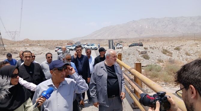بازدید معاون اجرایی رئیس‌جمهور و وزیر نیرو از تونل و پل مورد حمله واقع شده هرمزگان