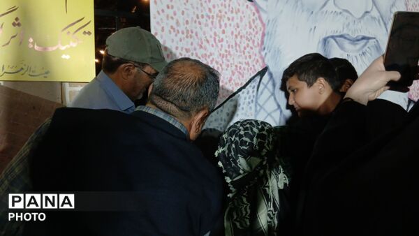اثر انگشت هایی که قاب رهبر شهید را کامل کردند 