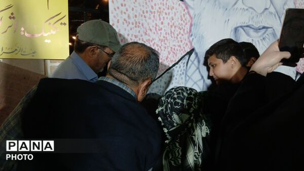 اثر انگشت هایی که قاب رهبر شهید را کامل کردند 
