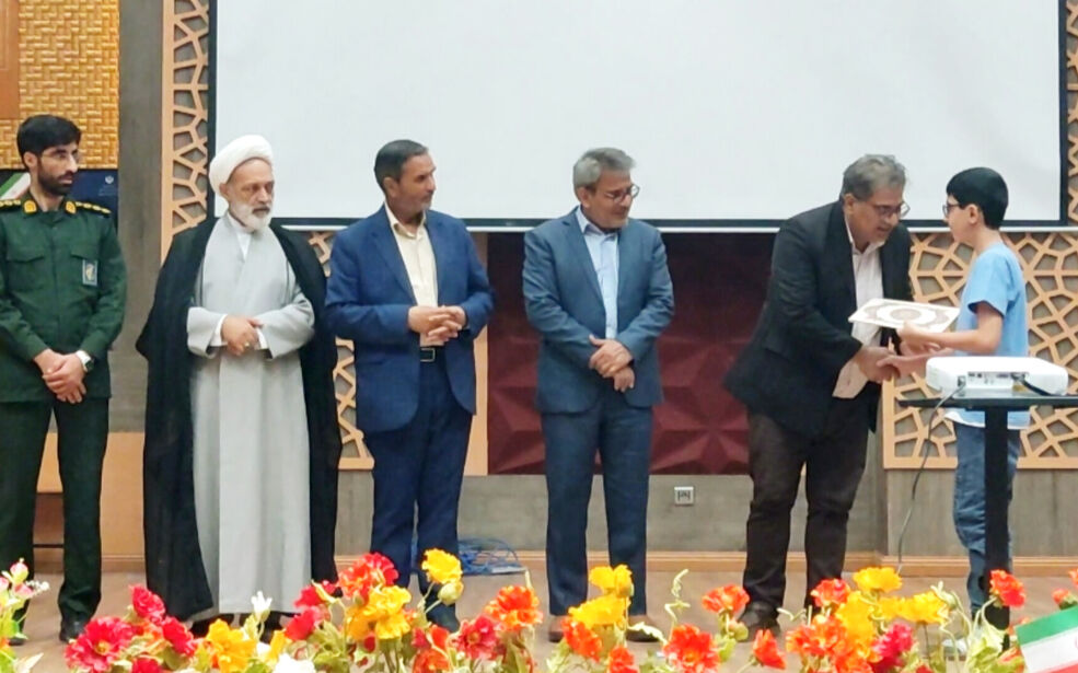 تجلیل از برگزیدگان مسابقه نامه ای به پدر و پسر و قائد شهید امت 
