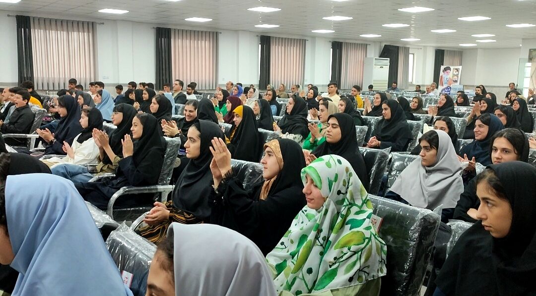 آیین تجلیل از نفرات برتر فرهنگی و هنری در مقطع متوسطه در قائمشهر