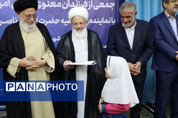 ضیافت افطاری جمعی از دانش‌آموزان با امام جمعه یزد 