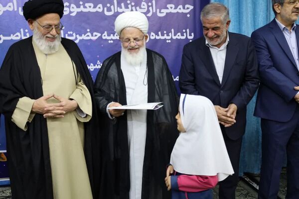 ضیافت افطاری جمعی از دانش‌آموزان با امام جمعه یزد 
