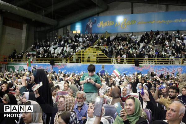 ندای هلهله فرشته‌ها در ورزشگاه انقلاب کرج 