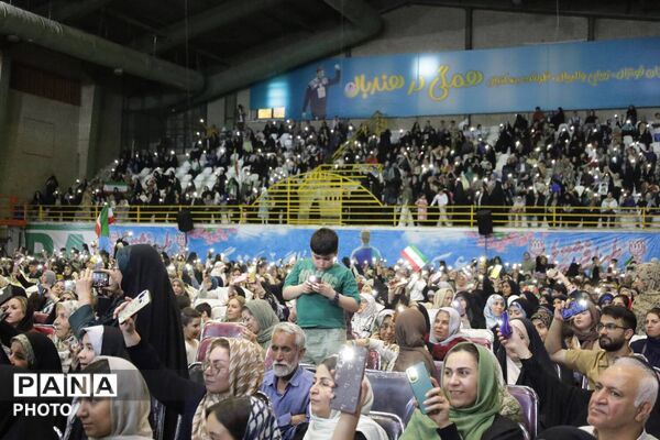 ندای هلهله فرشته‌ها در ورزشگاه انقلاب کرج 