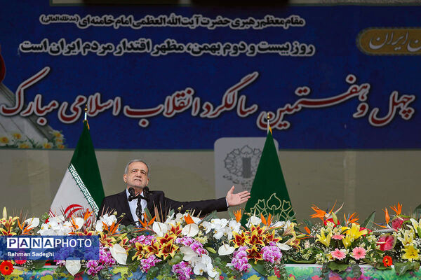 سخنرانی رئیس جمهور در جمع راهپیمایان ۲۲ بهمن