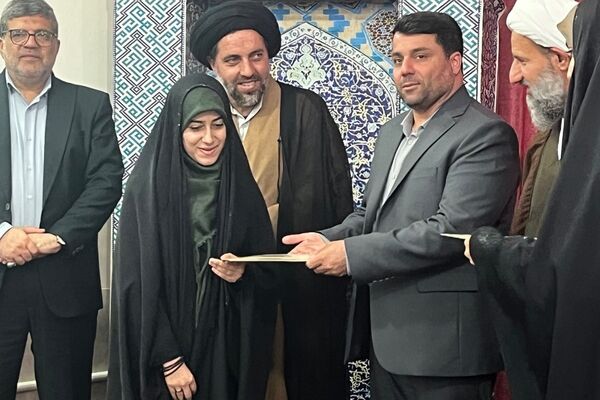 برپایی نماز جماعت همراه با بزرگداشت و تجلیل از مقام‌آوران دانش‌آموزی مدرسه نمونه دولتی ارشاد