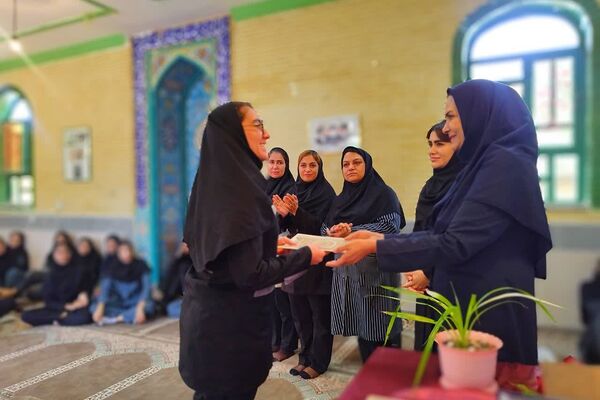 تجلیل از دانش‌آموزان برتر علمی، قرآنی و سرود دبیرستان فرهیختگان شهرستان باشت