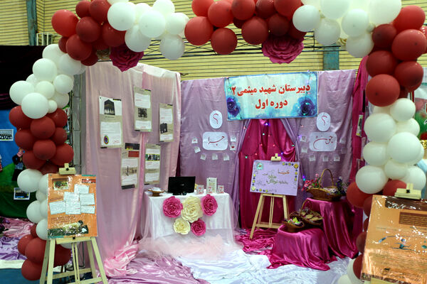 برپایی نمایشگاه عفاف و حجاب در هنرستان ایمان قم