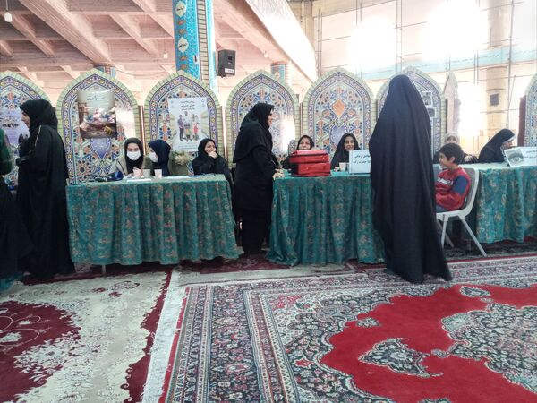دکلمه‌خوانی دانش‌آموزان در مقابل مادران شهرستان قدس به‌مناسبت روز مادر