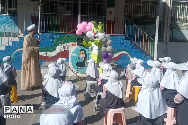 نمایش شاد کودکانه با حضور «عمو اخوان» در دبستان بنت‌الهدی فیروزکوه