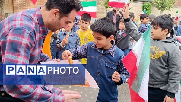 شادی دانش آموزان دبستان سعدی یک در تحقق وعده صادق تنبیه اسرائیل