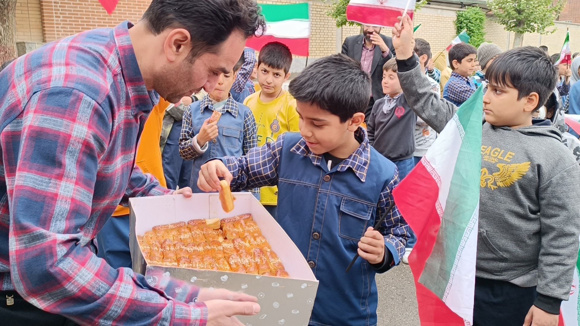 شادی دانش آموزان دبستان سعدی یک در تحقق وعده صادق تنبیه اسرائیل