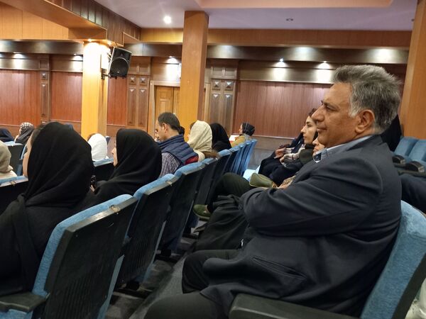 اولین مجمع عمومی انجمن اولیا ومربیان دبیرستان آرمینه مصلی نژاد ناحیه ۶