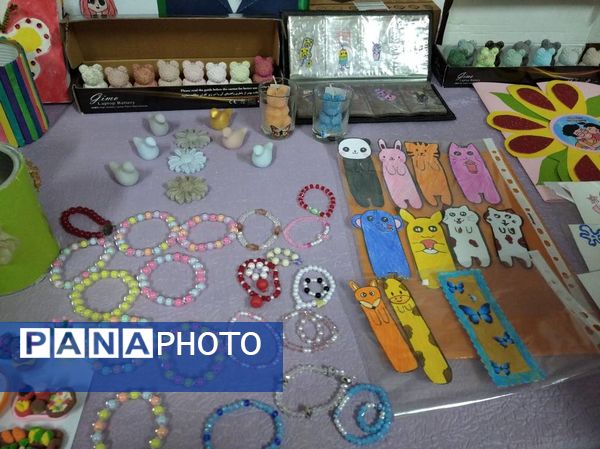 نمایشگاه هنرهای دستی دانش‌آموزان دبستان آزادی در هفته ماها