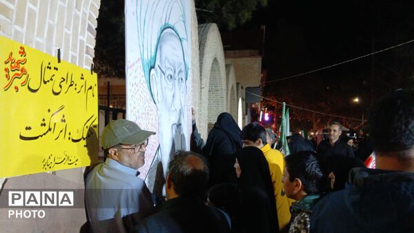 اثر انگشت هایی که قاب رهبر شهید را کامل کردند 