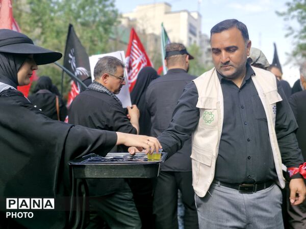 حضور پرشور مردم در خیابان فلسطین برای بدرقه رهبر