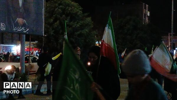 پرچم های ایران بر دستان وطن دوستان نیشابوری 