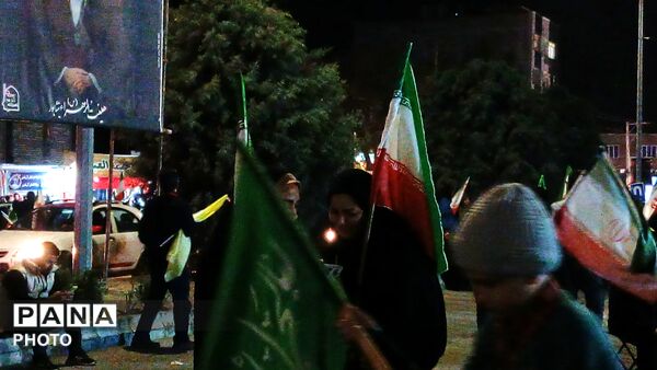 پرچم های ایران بر دستان وطن دوستان نیشابوری 