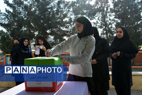 تجربه تمرین دموکراسی دانش‌آموزان مدرسه حکمت در انتخابات شورای دانش‌آموزی