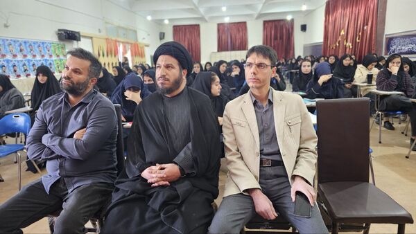 آیین گرامیداشت روز دانش‌آموز با حضور مسئولان منطقه ۱۳ در دبیرستان طلیعه شاهد