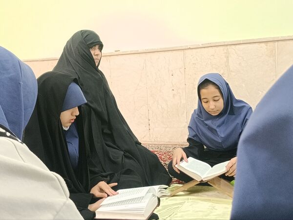 برگزاری محفل نورانی انس با قرآن در دبیرستان دکتر جواد حداد۲ ناحیه پنج