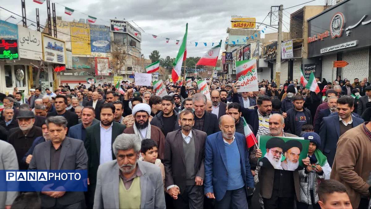 حضور دانش آموزان و جامعه بزرگ فرهنگیان در یوم الله 22 بهمن ماه در پاکدشت 