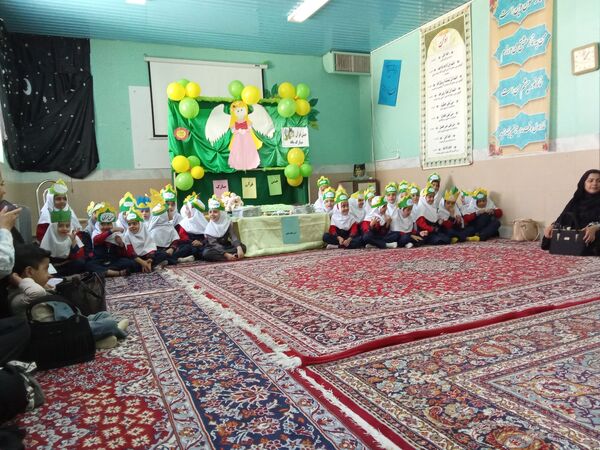 شیرین‌تر شدن کتاب قرآن کلاس اولی‌ها با برگزاری جشن باشکوه قرآن در دبستان تکتم