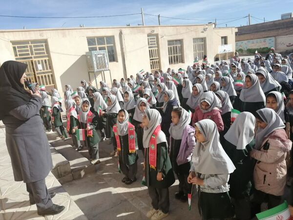 طنین زنگ انقلاب دردبستان خدیجه کبری ابرکوه  