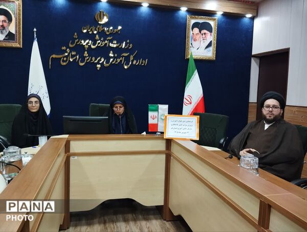 نشست صمیمی اعضای شورا و مجمع دنش آموزی قم با مدیرکل آموزش و پرورش استان