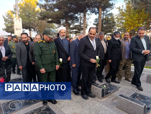 غبارروبی و عطرافشانی گلزار مطهر شهدا در نیشابور 