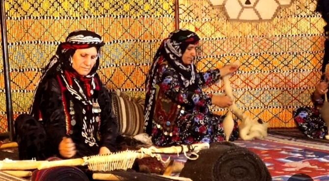نقوش فرهنگی درنقش فرش هویت لرستان را نشان میدهد