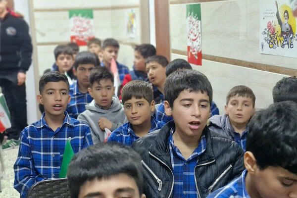 بیعت نوجوانان مدرسهٔ امام خمینی (ره) قرچک با آرمان‌های امام راحل در چهل و هفتمین جشن پیروزی انقلاب 