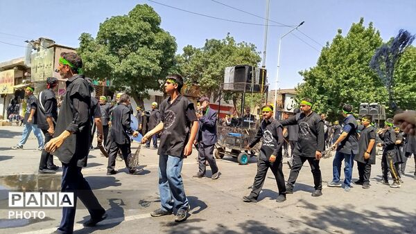 خیابان امام در روز تاسوعای حسینی حال و هوای دیگری میدهد 