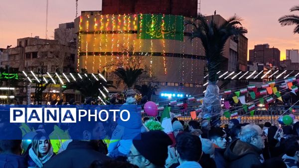 امشب آسمان در خیابان ها مى تابد