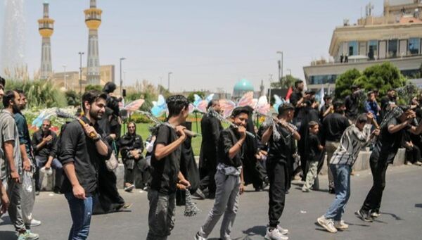 رود اشک و عشق در مسیر حرم همزمان با شکوه عزاداری هیئات‌ در خیابان‌های مشهد