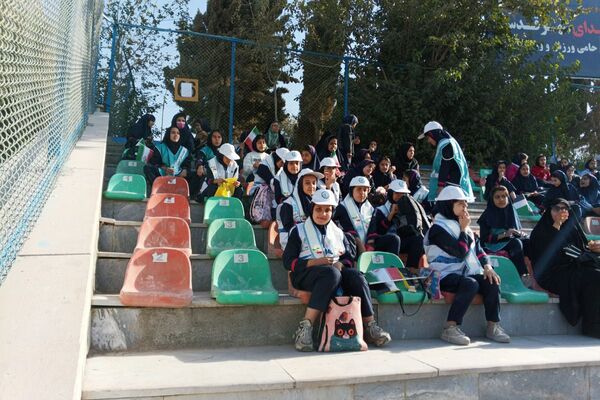 حضور دانش آموزان به مناسبت یوم الله ۱۳آبان، در ورزشگاه شهدای شهرستان قدس