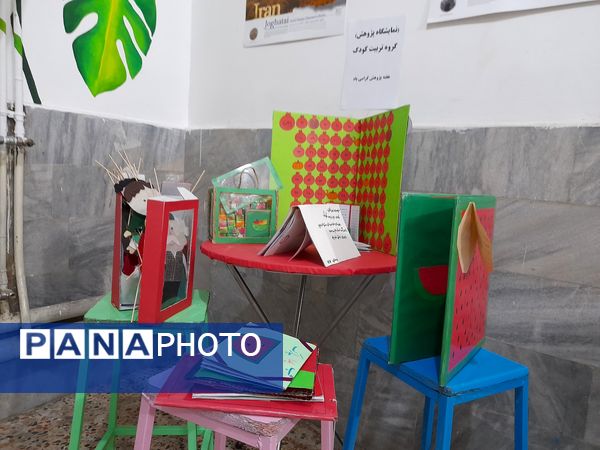 برپایی نمایشگاه به‌مناسبت هفته پژوهش در هنرستان بدیع مشهد