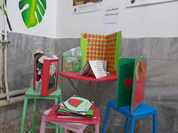 برپایی نمایشگاه به‌مناسبت هفته پژوهش در هنرستان بدیع مشهد