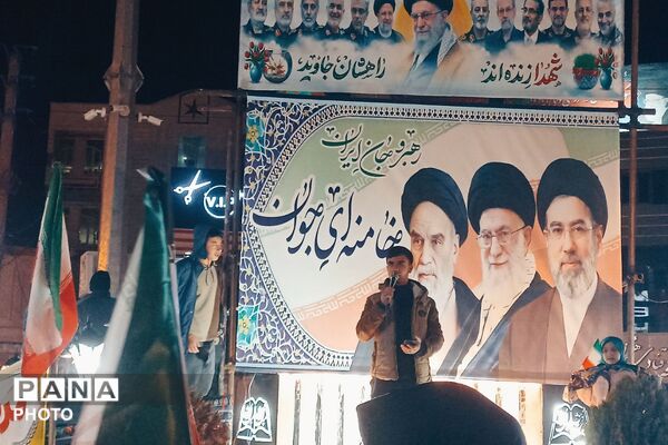 بیعت پر‌شور دانش‌آموزان دهه هشتادی با رهبر معظم جمهوری‌اسلامی در شهرستان فیروزکوه