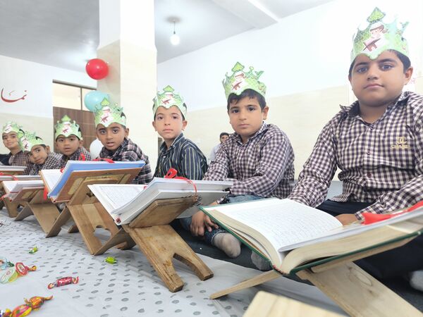 جشن قرآن کلاس اولی‌ها در دبستان شهید بهشتی قلعه‌گنج