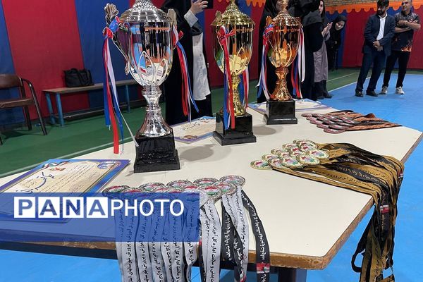 تقدیر از تیم های برتر مسابقات والیبال استانی شهرستانهای تهران در ری یک