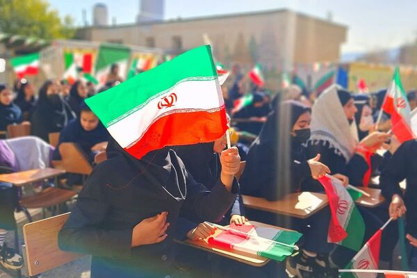 طنین زنگ انقلاب در مدرسه فرزانگان شهرستان باشت