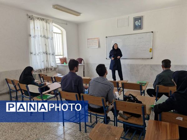 کارگاه آموزشی بررسی کتاب‌های درسی ویژه دبیران مدارس عشایری 