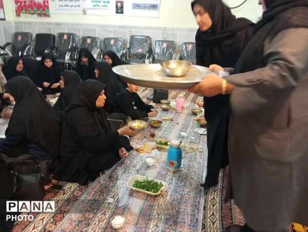 اقامه نماز جماعت همراه با افطاری در مسجد ابوالفضلی نیشابور 